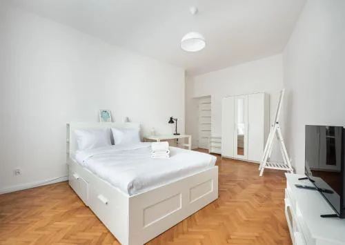 Old Town 5-Bedroom Apartment by BookingHost