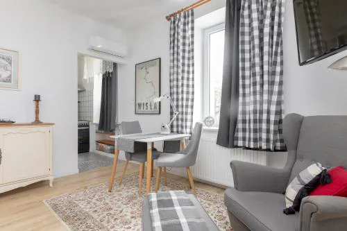 Park Promenada Cosy Apartment by BookingHost
