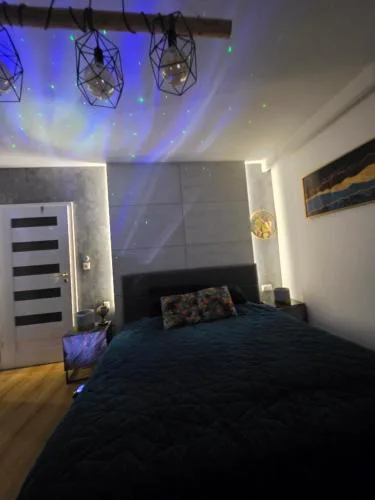 Premium Apartment up to 5p, 15 min to City Center, Tree VIEW, 5 min walk to 2 lakes with attractions, VR Googles, LED FIREPLACE, NEW