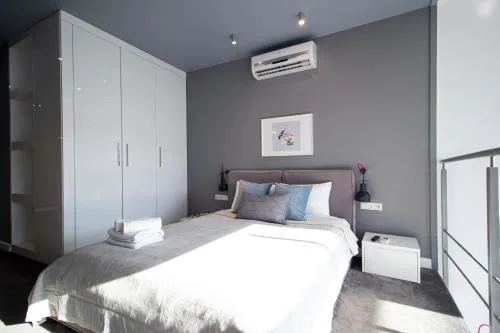 Qbik Loft Modern Apartment by BookingHost