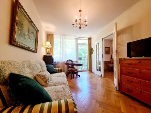 Quiet apartment near metro and old town