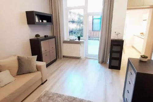Rondo ONZ Metro, Krochmalna 32A Street