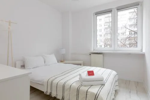 Rondo ONZ Sunny Apartment by BookingHost