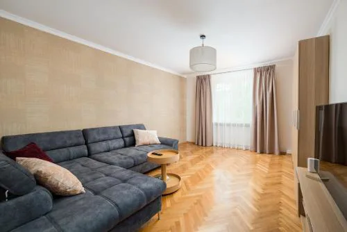Saxon Garden Spacious Apartment by BookingHost