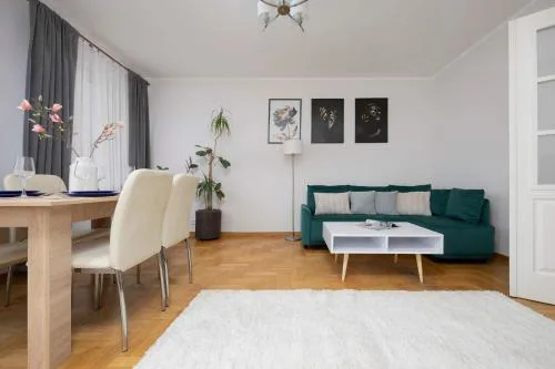 Spacious 4-Bedroom Apartment by Noclegi Renters