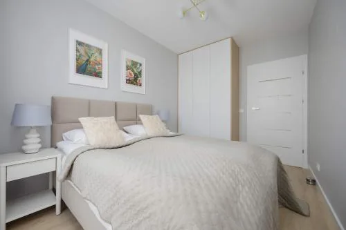 Spacious Apartment with Parking on Grochów by Noclegi Renters