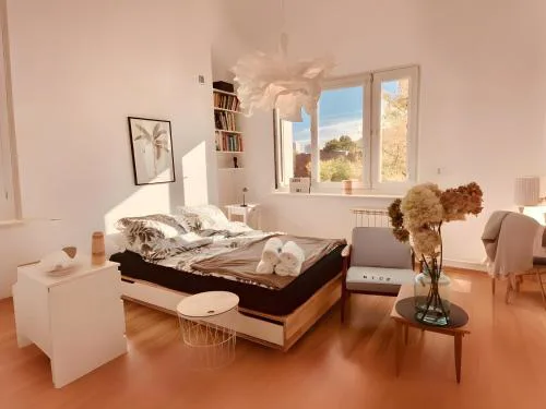Spacious, quiet and bright apartment, close center - backyard parking - Mokotów