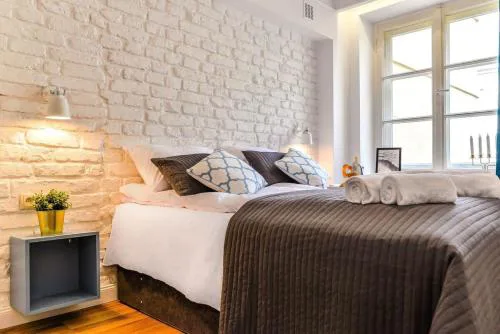 Two Bedroom Apartment in Warsaw with Space for Remote Work by Noclegi Renters