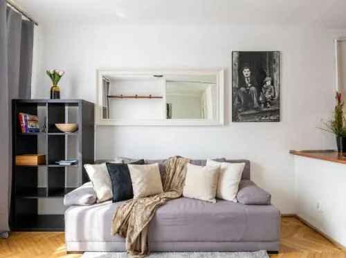 Urban Chic - Cozy One-Bedroom in Warsaws Vibrant Center, Żelazna Street