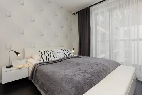 Warsaw City Center Apartment Grzybowska 85 with Parking by Noclegi Renters