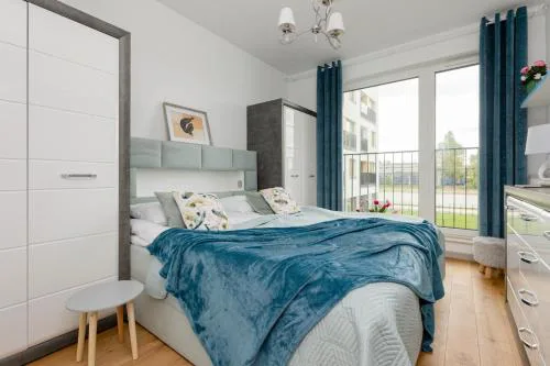 Warsaw Kotsisa Apartments with Parking by Noclegi Renters