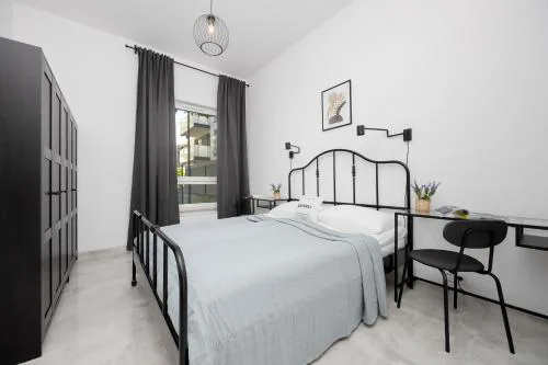 Wyjątkowy Apartament z Uroczym Ogródkiem oraz Parkingiem by Noclegi Renters