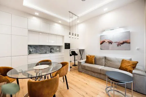 Złota Sophisticated Apartment by BookingHost