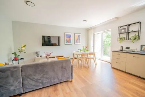 New & cozy apartment by the Park