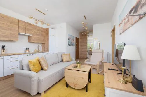 Beżowy Apartament Przy Parku w Katowicach z Widokiem na Jeziro i Rowerami by Noclegi Renters