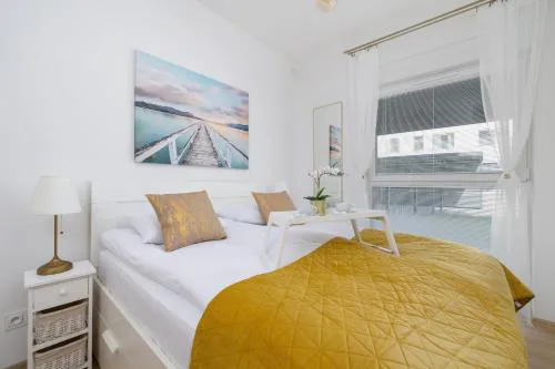 Luxury Two Bedroom Apartment with Gardem, Terrace and Bikes by Renters Prestige