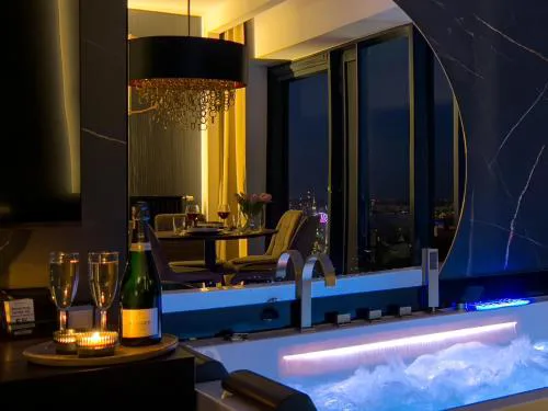 URBAN APARTMENTS Golden Royal, JACUZZI by the window, Chilled Prosecco, PS5 - Free Garage