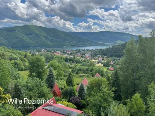 Willa Poziomka z tarasem i widokiem na Górę Żar i Jezioro Międzybrodzkie