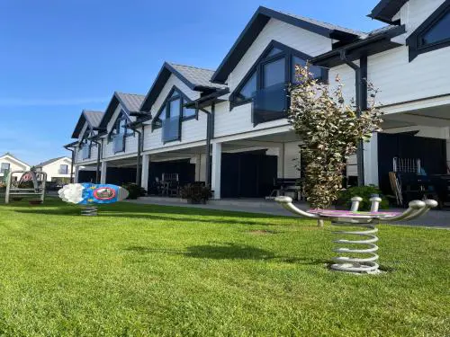 Large holiday homes close to the beach