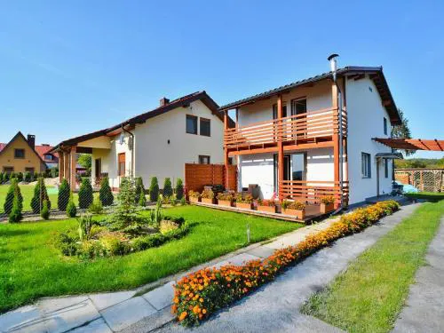 Lakeside holiday home, private garden