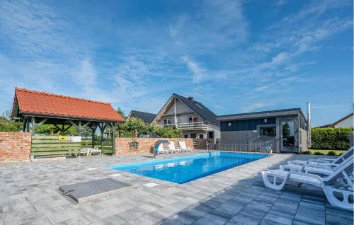 Cozy Home In Darlowo With Sauna