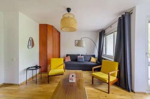 City Centre Yellow Apartment by BookingHost