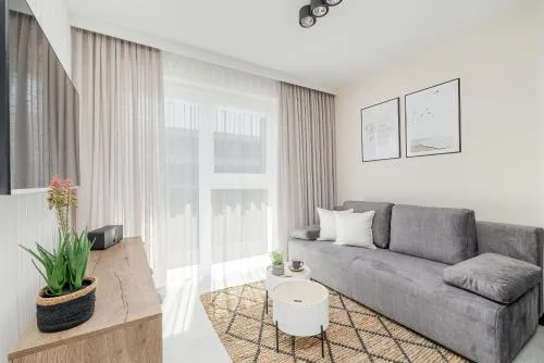 Gustowny Apartament z Parkingiem i Balkonem w Kolobrzegu by Noclegi Renters