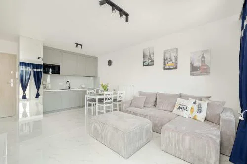 Jasny Apartament w Kołobrzegu z Parkingiem, Balkonem i Tarasem Widokowym by Noclegi Renters