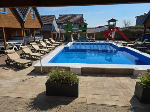 Domki Rekin - klimatyzowane domki z bala oraz podgrzewany basen!