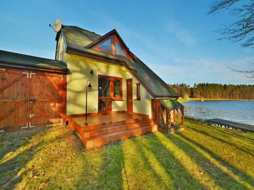 Holiday home on the lake shore, boat included