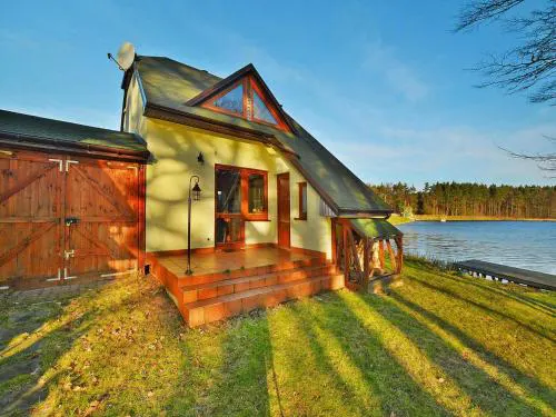Holiday house by the lake with a fireplace