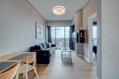 HANZA TOWER swimming pool & spa high floor with balcony!