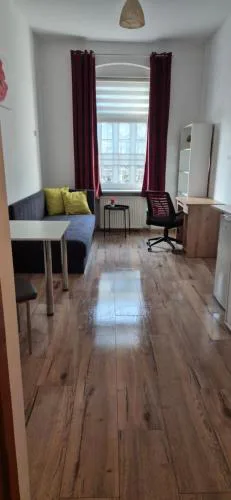 Hostel Tulip - pokój jednoosobowy nr 1 ze wspólną łazienką i kuchnią