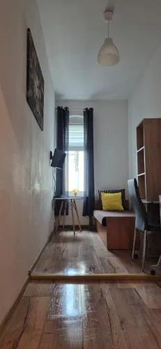 Hostel Tulip - pokój nr 8 ze wspólną łazienką i kuchnią