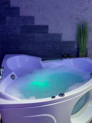 Apartament NEON Z JACUZZI -Klima -RYNEK CENTRUM &Parking