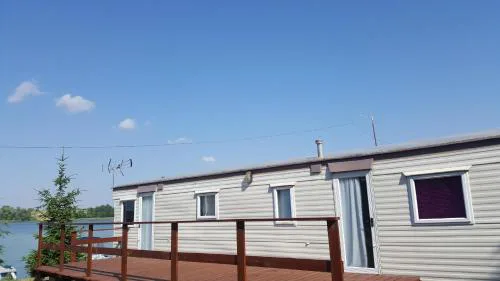 Domek nad brzegiem jeziora