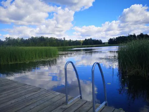 Dom nad jeziorem z prywatnym pomostem i linią brzegową