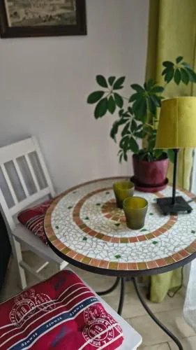 Mini apartment pod gruszą