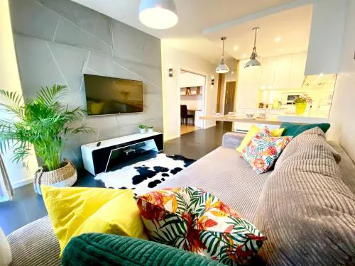 New Wave Apartment Big & Beautiful