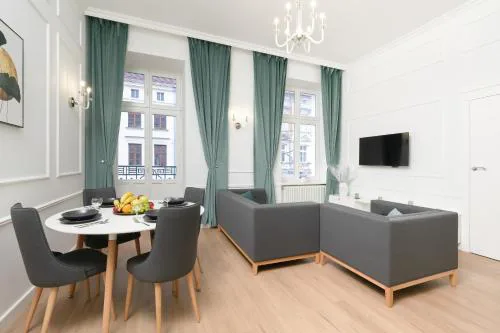 Sage Green Apartment Piotrkowska in Łódź by Noclegi Renters