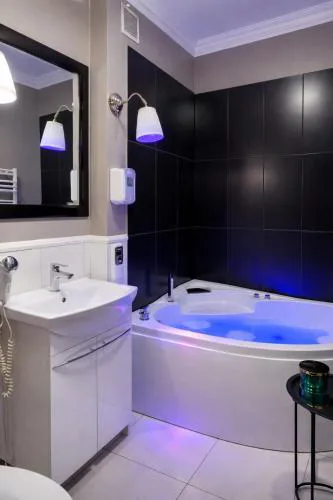EUROPA22 Apartament z JACUZZI w samym sercu miasta Tomaszów Maz - balkon z widokiem na park i fontanny Szybkie zameldowanie od 13