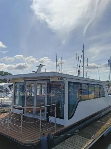 MOONLIGHT HOUSEBOAT