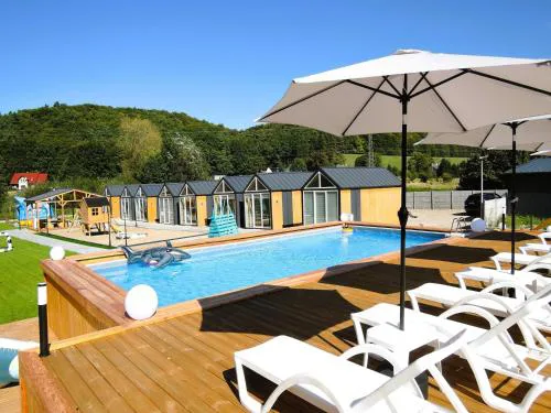 Holiday homes with swimming pool, close to the sea
