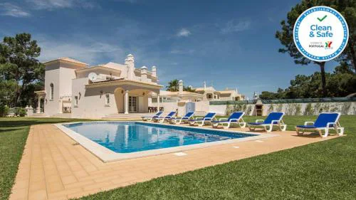 8-Bed Villa in Vilamoura-Sleeps-Playground-Pool