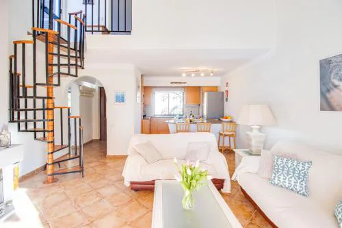 Duplex Apt with Pool, Unoverlooked Private Balcony, Wi-Fi & AC