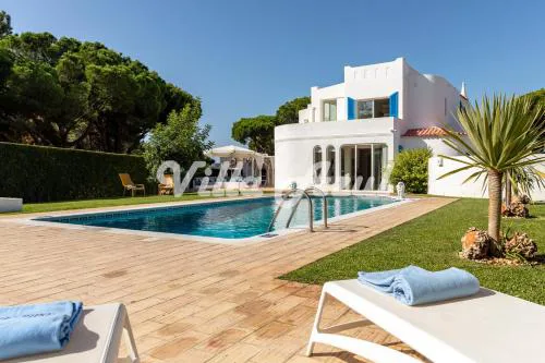 Elegant villa with private pool in Quarteira