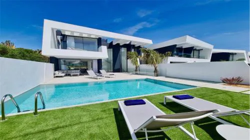 OneSixOne-Cleverdetails, Luxury villa, Sleeps 8 adults 2 children, Private pool and Jacuzzi