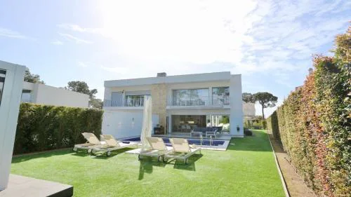 Villa Barinel by Cleverdetails located in a quiet and privileged area of Vilamoura