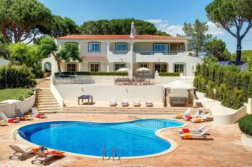 Villa Beirais by Villa Plus