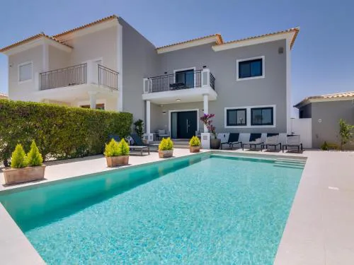 Casa Barakat with Pool and BBQ in Vale do Lobo
